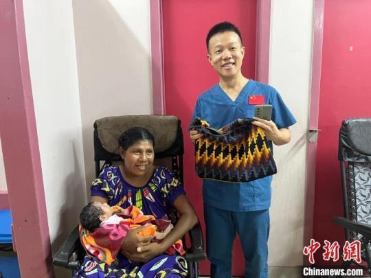 巴新一新生儿母亲感谢援外中国医疗队：请给孩子取个中文名
