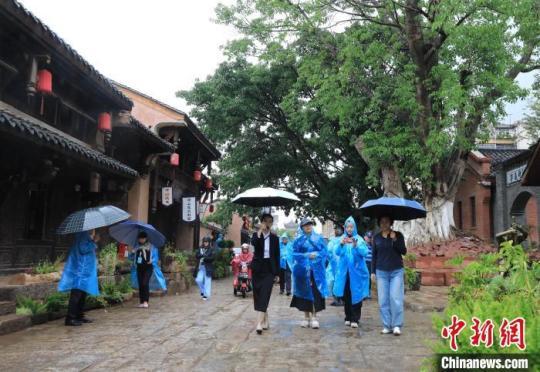 海外华媒代表参观建昌古城街景。　王磊 摄