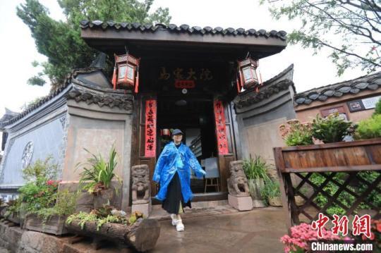 一位海外华媒代表参观建昌古城的一家老宅院。　王磊 摄