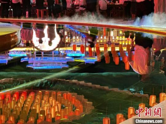 上元市集主要是以古丝绸之路文化交融为背景打造的丝路非遗文化互动街区。图为上元市集“灯光秀”。　闫姣 摄