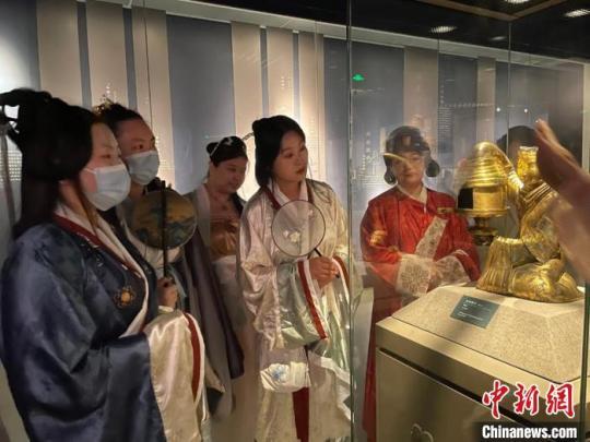 汉服爱好者在参观长信宫灯(复制品)。　张瑶 摄