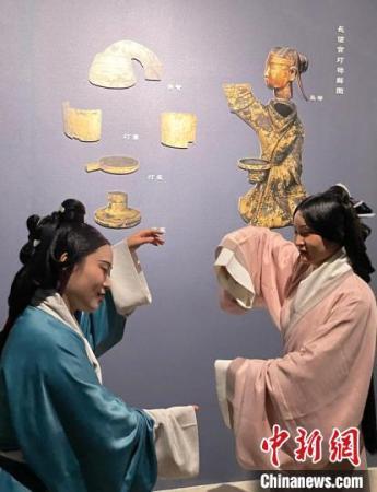 汉服爱好者在参观展览时翩翩起舞。　张瑶 摄