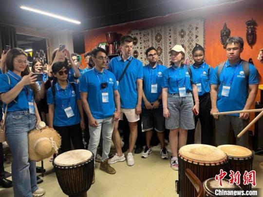 四省市高校外籍师生在成都一国际社区体验各国乐器。　王利文 摄