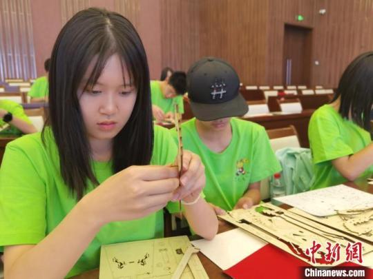 图为叶澔�?(左一) 内蒙古侨联供图