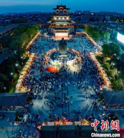 河南开封:非遗市集点亮古都夜经济