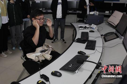 来自泰国的留学生陈学文在交通运输学院轨道交通控制与安全国家重点实验室进行操作实践。<a target='_blank' href=