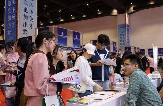 河南省属高校展台多名求职人员正在咨询。马壮 摄