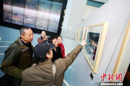 中国侨网资料图：第二届世界华侨华人摄影展现场。