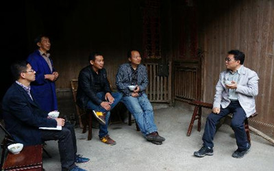 图为“治水”指导员潘志强与村民交流