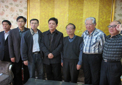(中为南通市侨联主席吴亚军,左三为华侨大学教授许金顶,左二为海门市侨联副主席李振东)