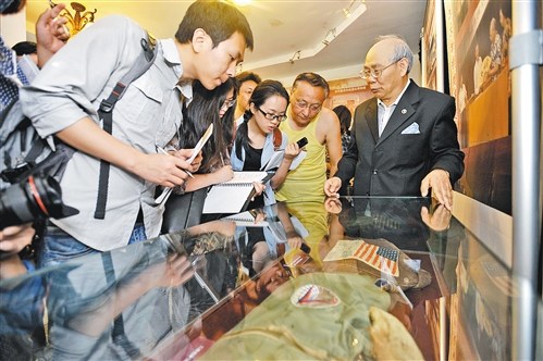5月7日,重庆抗战遗址博物馆,陈灿培先生正在介绍捐献的抗战文物。