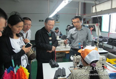 郑建民副主任（右二）参观考察惠州新安制衣厂有限公司生产车间