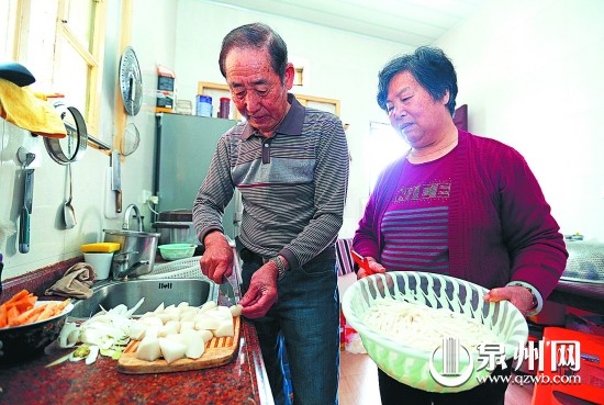 程世坤与老伴互相配合,做起萝卜咸饭。
