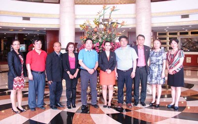 图为自治区侨联主席韦干(左五)、副主席林振龙(左二)在南宁会见泰国TRM公司主席玛纳沙囡猜松女士(右五)一行时合影留念