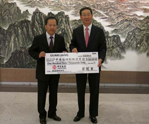 孙总领事接受梁冠军先生的捐款