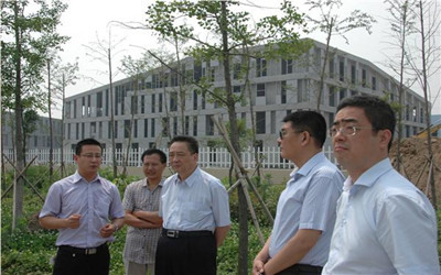 侨商听取丰县经济开发区招商人员情况介绍