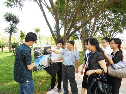 听取潼侨镇侨文化展览馆施工建设情况介绍