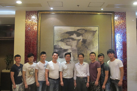 沈更生主任(中)与如东少年杂技团赴港演出团部分成员合影