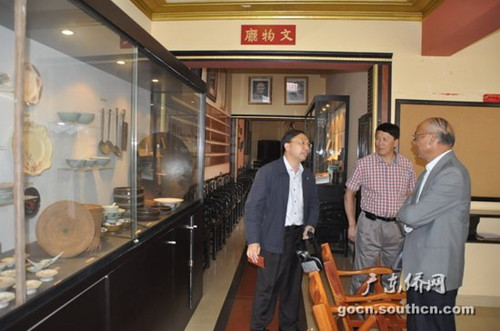 访问团参观秘鲁番禺会馆文物展览