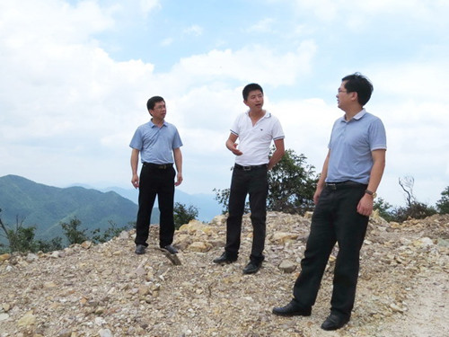 在风能发电基站建设现场查看情况