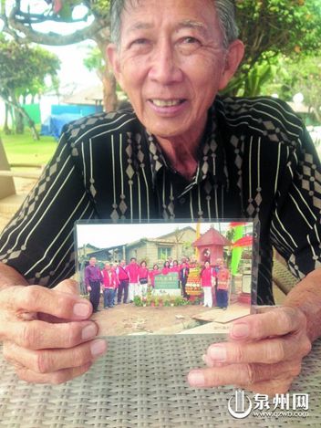 黄振文先生展示他四年前参加双阳农场创建50周年活动时所拍摄的照片