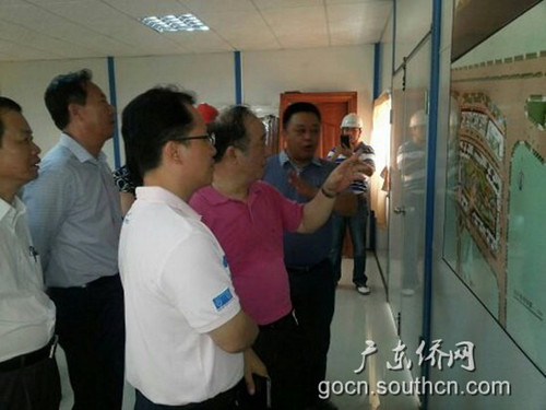 吴锐成主任(前二)查看危房改造小区建设
