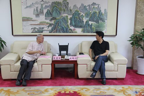 省侨联党组成员、专职副主席吴向明(右)会见美国自然医学研究院院士、