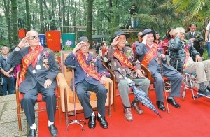 中国侨网海内外侨联代表和南洋华侨老机工以及华侨机工家属子女200多人在昆明西山森林公园南洋华侨机工抗日纪念碑前开展纪念活动。(杨峥 余红 摄)