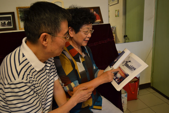 中国侨网夏兰青和爱人郑凯林向记者展示夏之秋旧照。杨凯淇 摄