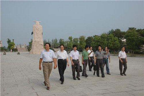 中国侨网许开洪一行参观马庄村民俗广场等地