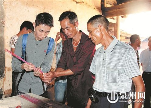 中国侨网李宗伟的哥哥李宗顺(左)在南安洪梅镇山溪村李氏宗祠上香。图中可见其与宗亲(中)长相相似。(南安市侨联供图)