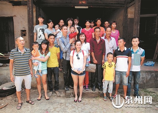 中国侨网李宗伟家人在李氏宗祠前与宗亲合影(图中抱红衣婴儿为李宗伟的哥哥,其右边为李宗伟的母亲,前方为李宗伟的嫂子)。(南安市侨联供图)