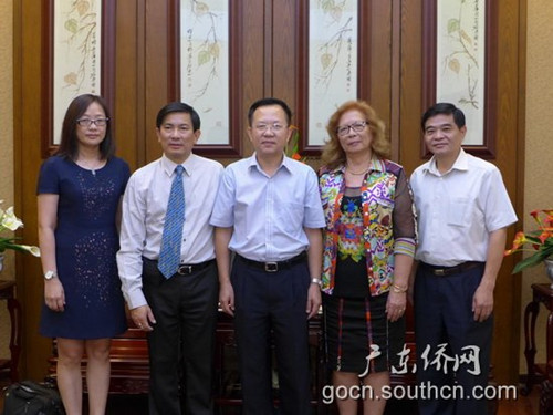 中国侨网副主任郑建民（左三）接见周贤忠主席（左二）
