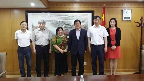 中国侨网王华与澳大利亚南京总商会副会长王宁合影
