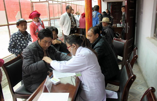 中国侨网为藏族群众进行体检。（青海省外事办）