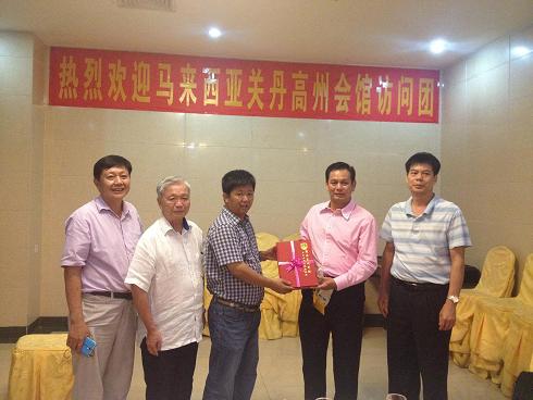 中国侨网马来西亚关丹高州会馆向高州侨联、外事侨务局赠送纪念品。