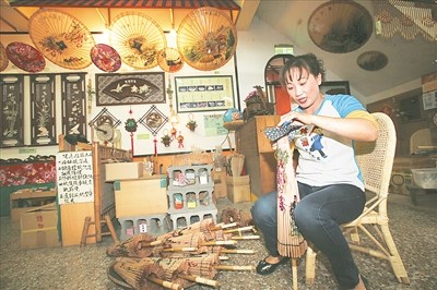 中国侨网台湾客家人制作油纸伞。（《开封日报》/李克君 摄）