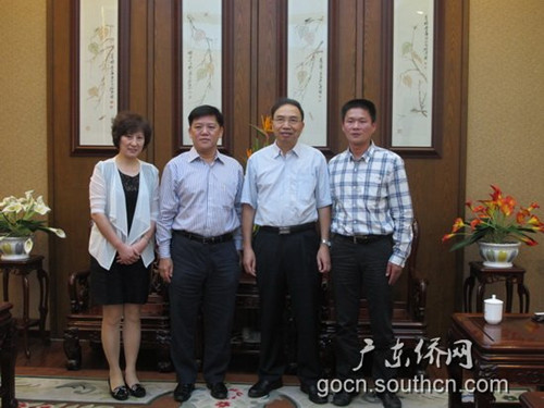 中国侨网林琳副主任（右二）与陈健江副会长（左二）、许自树社长（右一）等合影留念