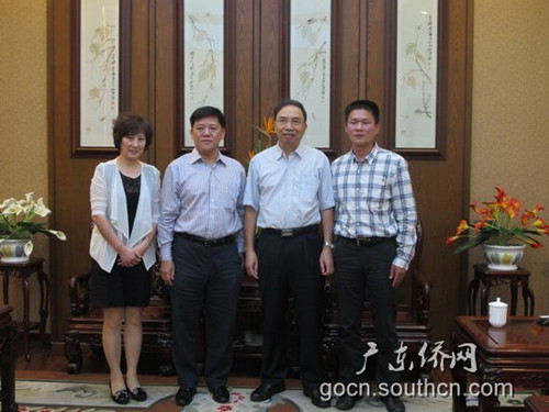 中国侨网林琳副主任(右二)与陈健江副会长(左二)、许自树社长(右一)等合影留念