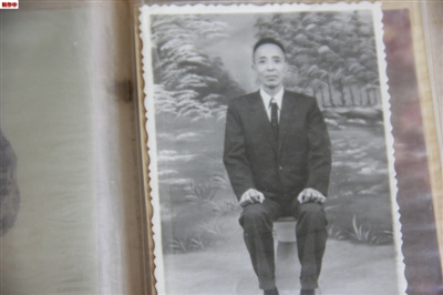 中国侨网年轻时的陈朝龙英气十足。 (来宾日报)