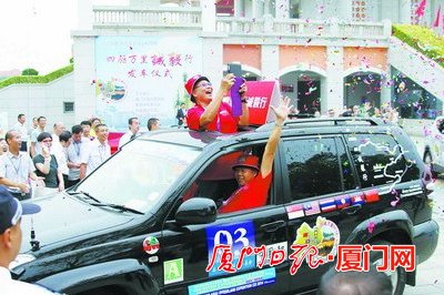 中国侨网昨日(22日)9时许,车队从集美出发。他们将跨越华南与西南三省,经过老挝、柬埔寨、泰国后返回马来西亚和新加坡。 (《厦门日报》/姚凡 摄)