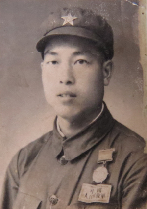 中国侨网刚从朝鲜战场回国的周祝令。(《青田侨报》)