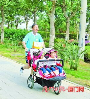 中国侨网来自海沧的选手带着可爱的双胞胎。（《厦门日报》/钟鑫华 摄）