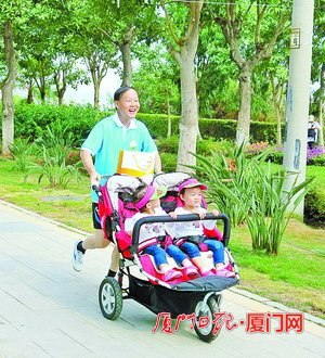 中国侨网来自海沧的选手带着可爱的双胞胎。(《厦门日报》/钟鑫华 摄)