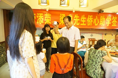 中国侨网学生以献茶等形式向劳添荣董事长表达感激