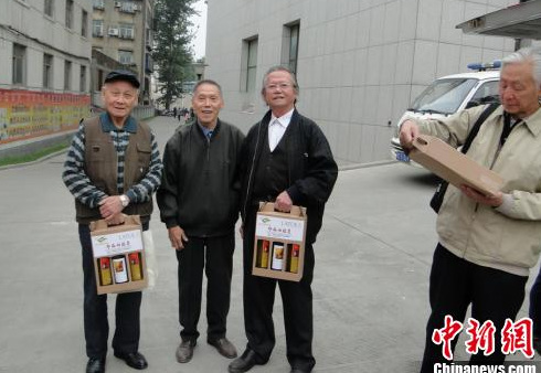 中国侨网洛阳老归侨领取慰问品.(吴正明 摄)