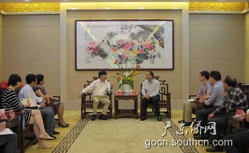 中国侨网林琳与林泽春一行座谈。（广东侨网）