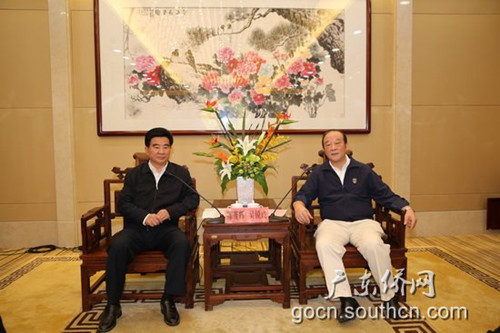 中国侨网广东省侨办主任吴锐成（右）会见汕头市委书记陈茂辉（左）