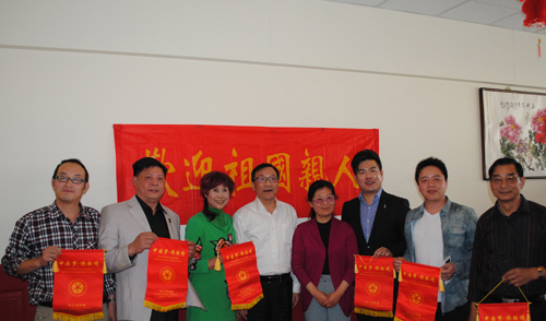 中国侨网岑国荣向基督城各侨团分赠“中国梦侨联情”锦旗