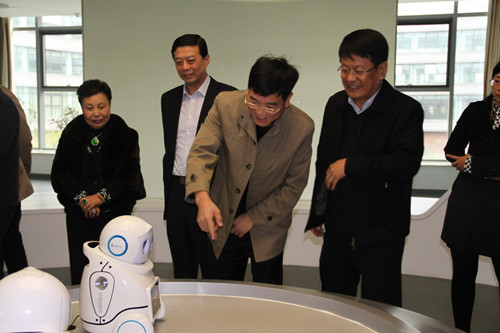 中国侨网刘方会主任观看机器人展示